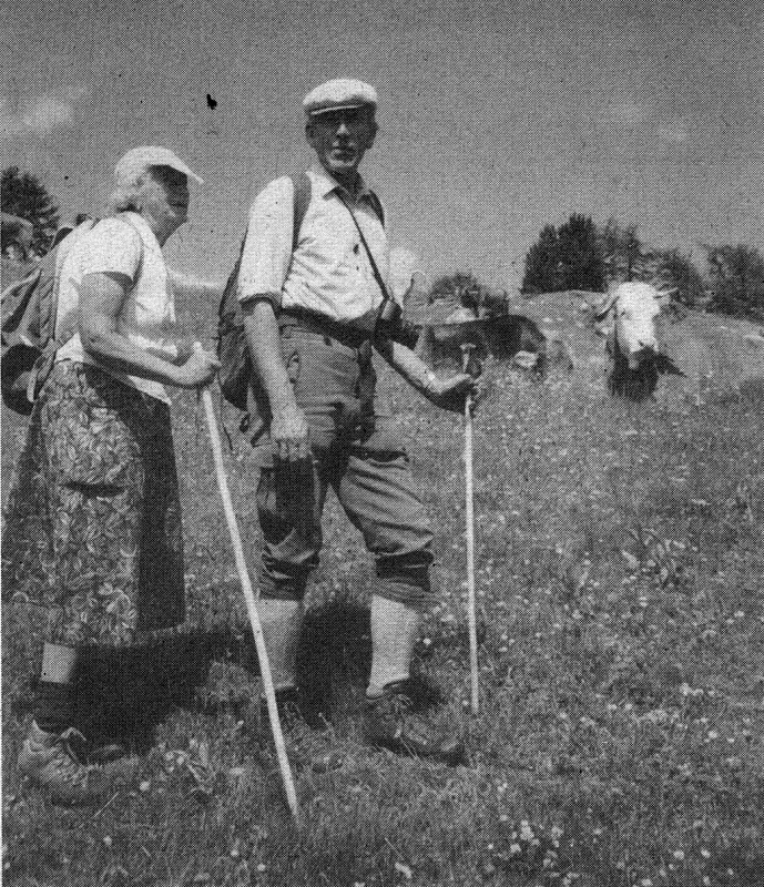 s/w-Foto: Zwei Innichen-Teilnehmer (Erna Waldbrunner und Robert Hampel) vor einer Kuhherde auf der Almwiese