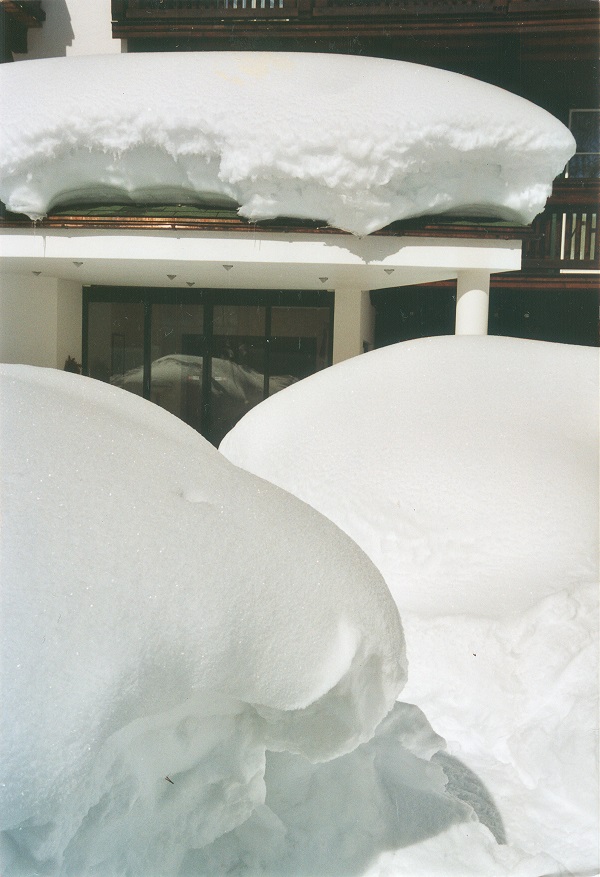 Verschneiter Eingang zum Waldheim, "Jahrhundert-Schneefall", Schi-Langlaufen in Sankt Martin im Feber 2005 [Foto von Robert H. aus München]