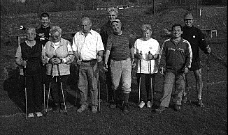 s/w-Foto: Die Teilnehmer am Lehrgang Nordic-Walking für Blinde mit den Trainern (hinten).