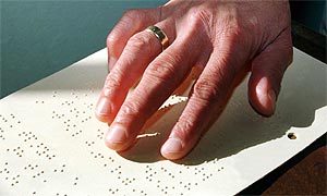 Foto: eine Hand ertastet die Blindenschrift; © Rupprecht