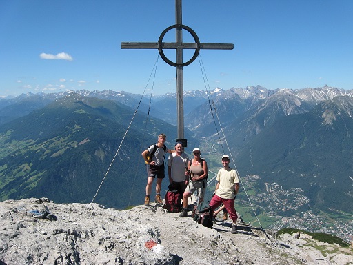 Karröster Kreuz mit Blick ins Tal (Franz, Peter, Renate und Thomas)