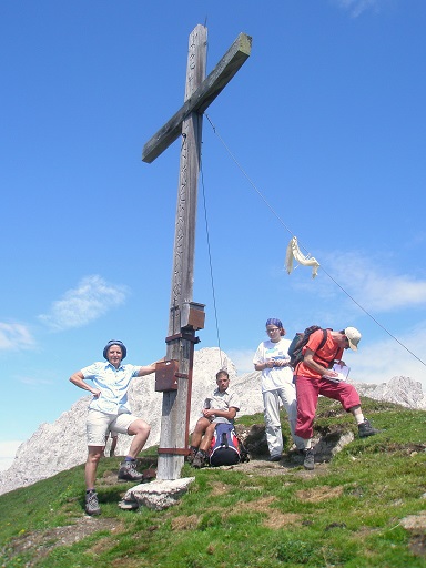 Die erste Gruppe am Gipfelkreuz der Wankspitze