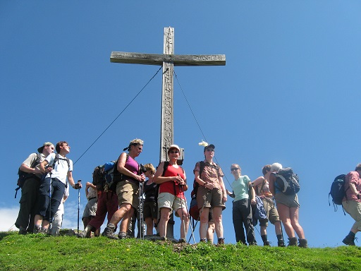 Gruppe am Gipfelkreuz der Wankspitze