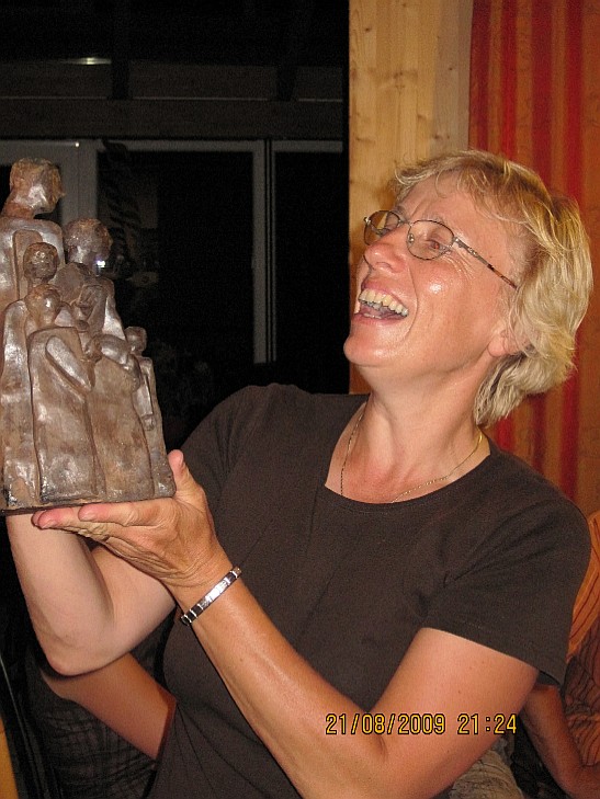 Foto: Petra Gappmeier mit Skulptur-Geschenk
