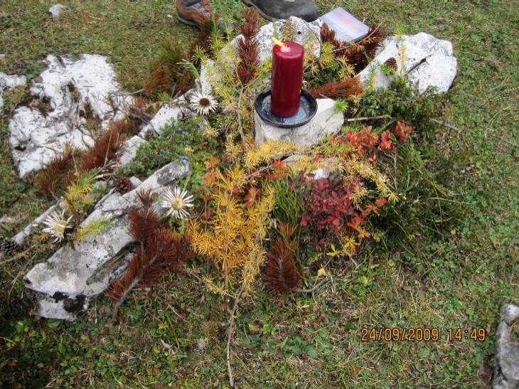Foto: selbst gestalteter Natur-Altar für unseren Wortgottesdienst