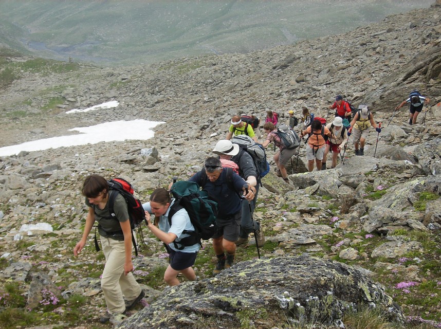 Großteil der Berggruppe beim Aufstieg über steinigen Pfad