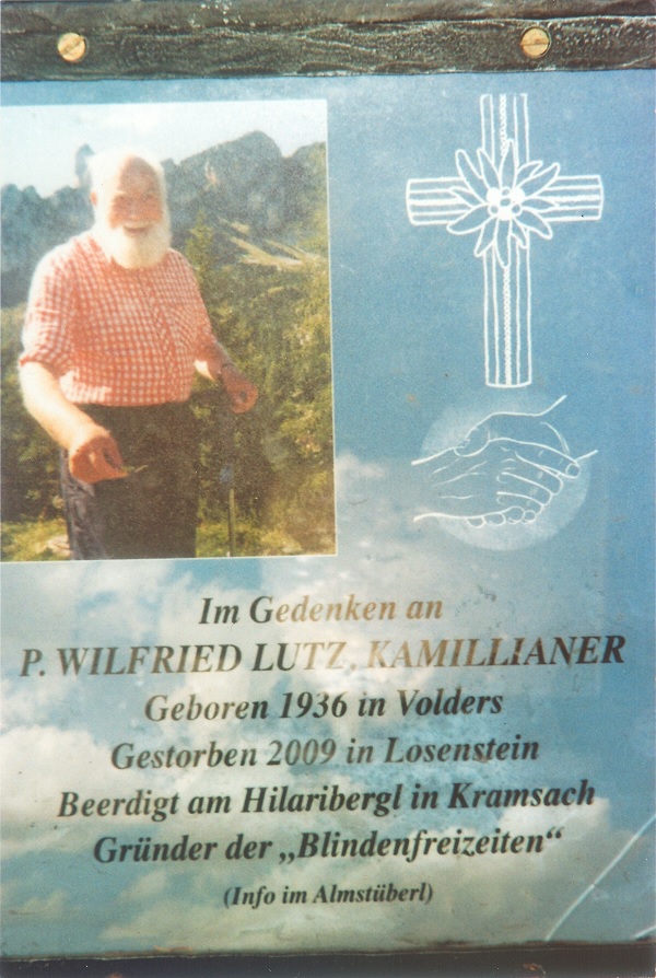Gedenkkreuz-Tafel mit Wilfrieds Bild und Daten, 40-Jahr-Blindenfreizeit im September 2011