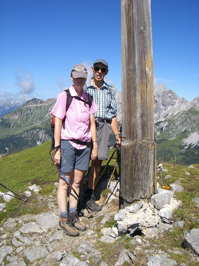 Johanna mit Begleiter Hans am Gipfelkreuz bei der Hofalm-Runde am Freitag, 17.08.2012 11:00