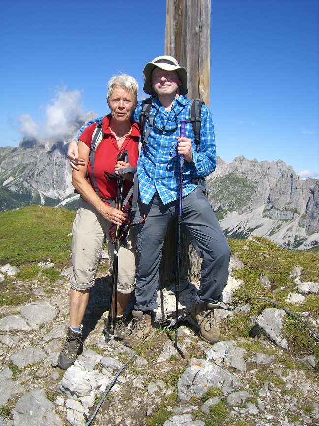 Wolfgang mit Begleiterin Veronika am Gipfelkreuz bei der Hofalm-Runde am Freitag, 17.08.2012 11:00