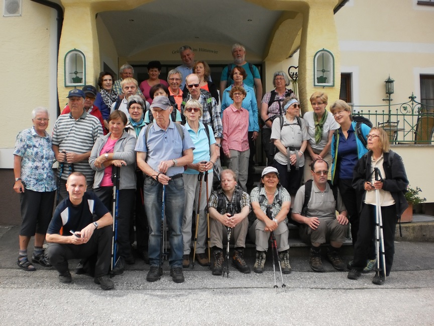 Gruppenbild vor dem Eingang des Hüttenwirts