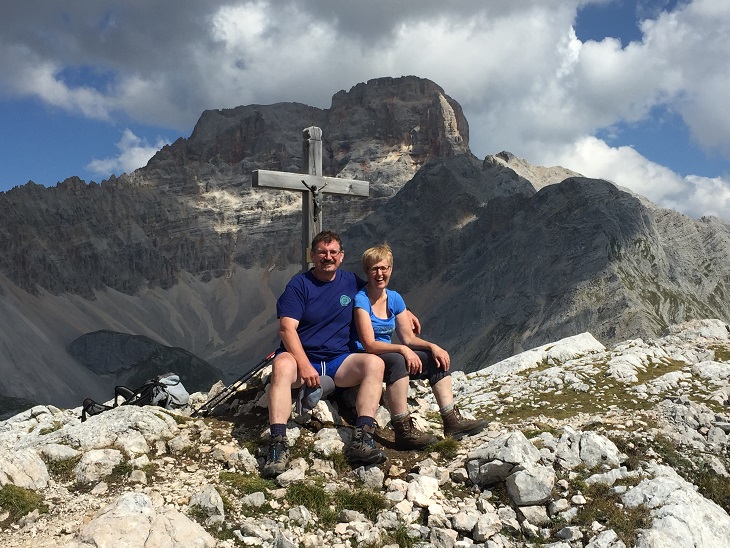 Anna und Berthold Sch. vor dem Gipfelkreuz des "Croda d'Rancona" (2366 Meter), im Hintergrund der ...