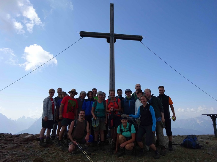 Gruppe vor dem Gipfelkreuz des Toblacher Pfannhorn