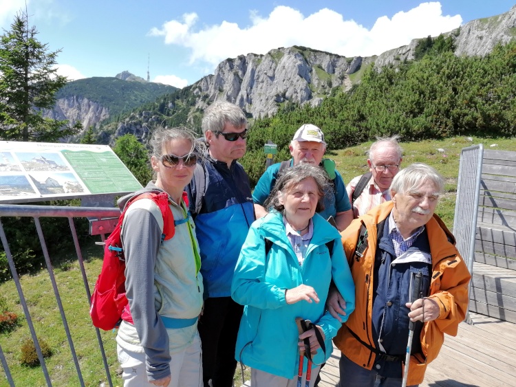 Auch Berg-Höhepunkte gab es: Eine Gruppe berg-erfahrener beim Anstieg zum Villacher Hausberg "Dobratsch" (Gamsblick)