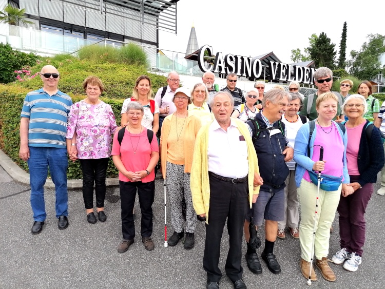 Gruppenfoto vor dem Casino Velden