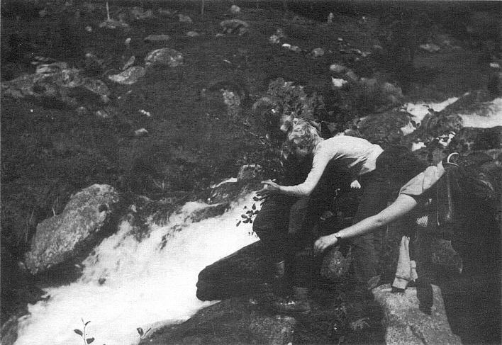 s/w-Titelbild: Franz Hafner und Andi bei einem Wasserfall in Liechtenstein