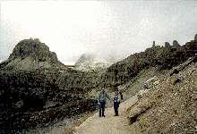 Thomas führt Maria den unteren Weg von der Lavaredo-Hütte zum Paternsattel, im Hintergrund ist die Lavaredo-Hütte (3-Zinnenhütte)