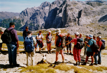 Wir singen bei der Dreizinnenhütte (2405 m). Blick auf die Bödenseen.