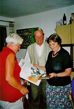 Christl freut sich über ihre Urkunde und Holztafel mit Bergkristall von Marianne und Toni.