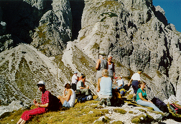Pause auf dem Sattel vor dem Kletterstieg der Rimbianco Scharte zur Fonda Savio-Hütte.