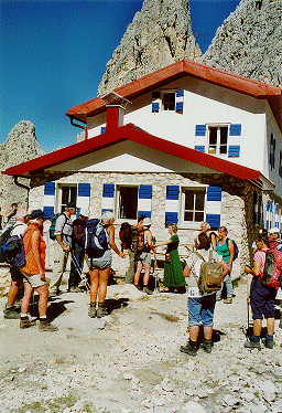 Wir singen für die Wirtin (in grünem Kleid) vor der Fonda Savio-Hütte (2361 m).