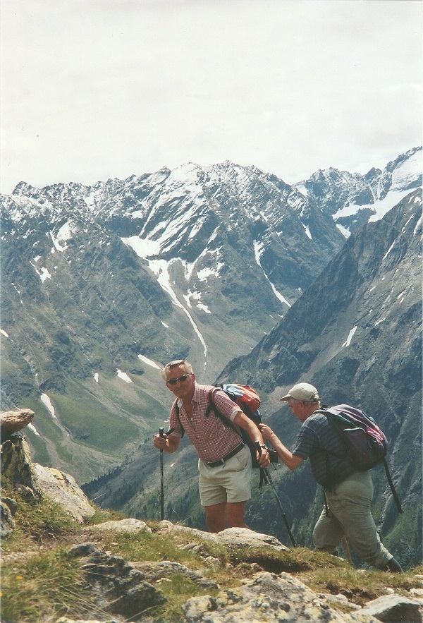 Toni führt Lutz hinauf zum Narrenkogel (2309 Meter, 16.07.2004), Imst-Woche im Juli 2004