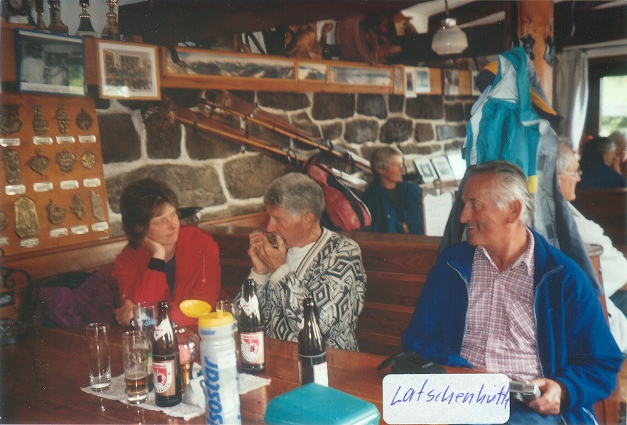 Günter M. mit der Mundharmonika in der Latschenhütte, Wanderfreizeit Imst, Juli 2004
