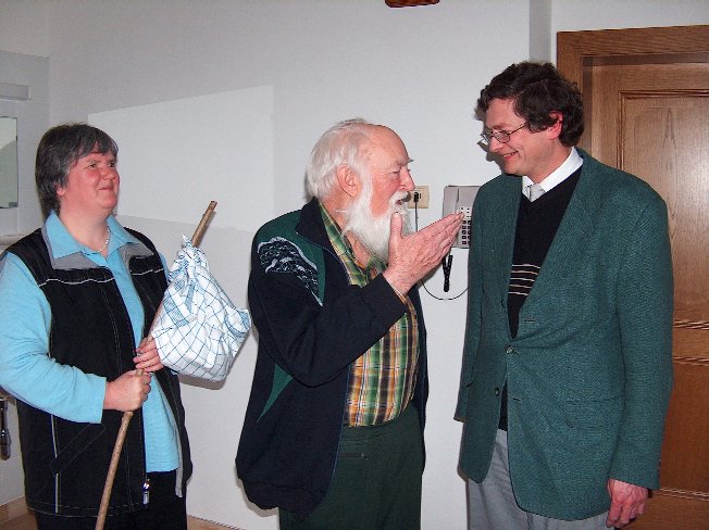 Foto von der Übergabe des Amtes des Blindenseelsorgers von Linz von Pater Wilfried Lutz (Mitte) an Herrn Franz Lindorfer (rechts) am 29. März 2006 im Beisein von Monika Aufreiter (links) in Linz