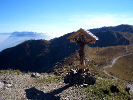 Blick vom Helmhaus Richtung Friedenskreuz (linkes viertel) und Sillianerhütte / Hornisch Eck, in der Mitte das Gipfelkreuz mit Korpus