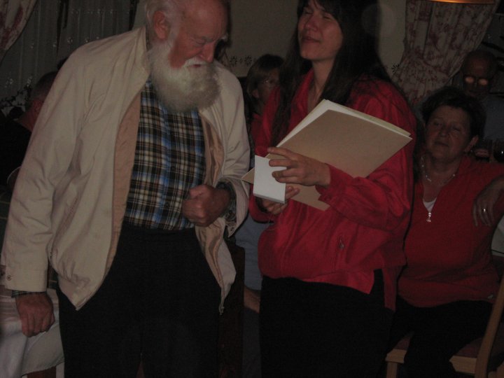 Judith zeigt Wilfried die Urkunde, im Hintergrund Anni, Maria und Willi