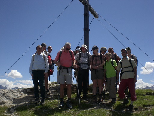 Gruppenfoto mit Gipfelkreuz des Tschirgant (2)