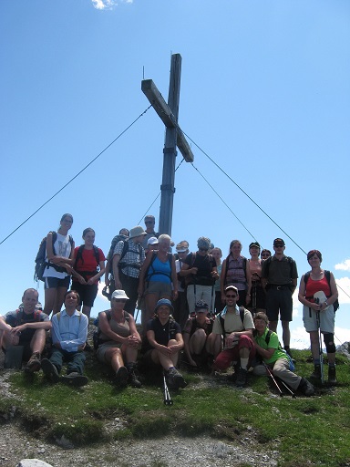 Gruppenfoto mit Gipfelkreuz des Tschirgant (1)