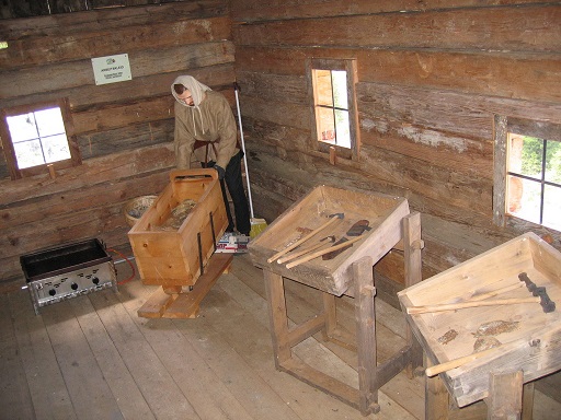 Im kleinen Bergwerkmuseum sind Werkzeuge und Kleidung ausgestellt