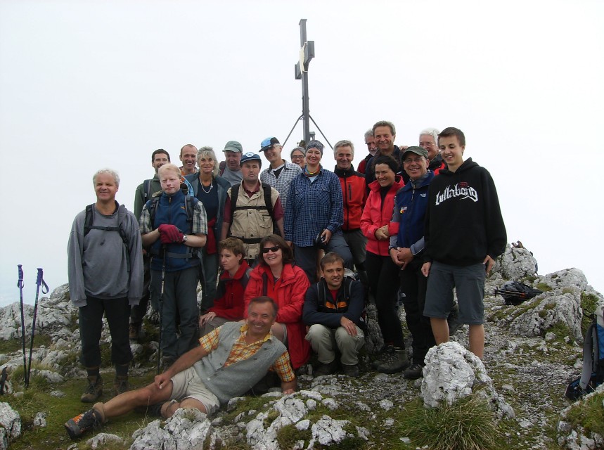 Gruppenbild vor dem Gipfelkreuz des Hochstaufen
