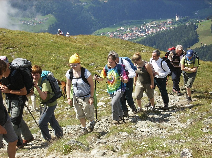 Blindengruppe beim Aufstieg im "Gänsemarsch"