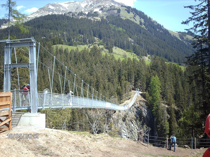 Hängebrücke im Lechtal, 200 Meter lang, über 100 Meter hoch, 1