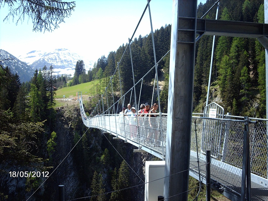 Hängebrücke im Lechtal, 200 Meter lang, über 100 Meter hoch, 2