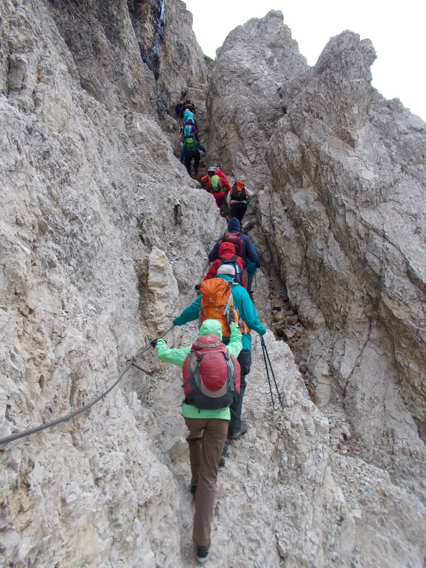 Gruppe beim Durchstieg des Kamins zum Wildgrabenjoch