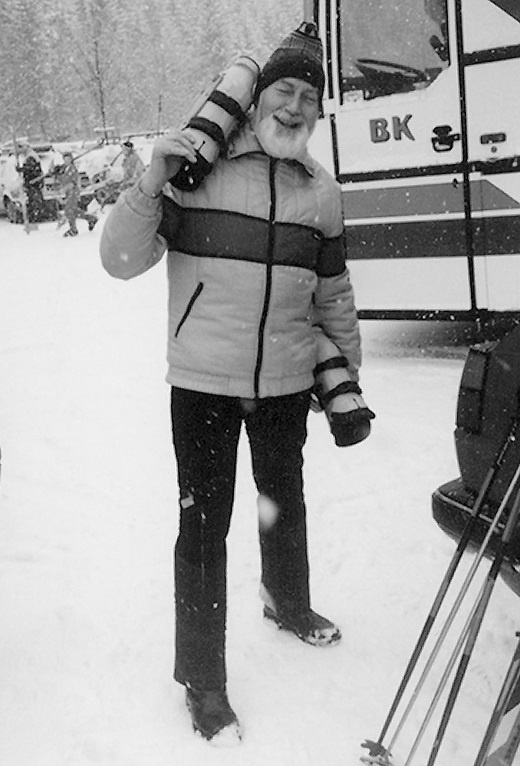 s/w-Foto: Pater Wilfried Lutz in Aktion im Winter