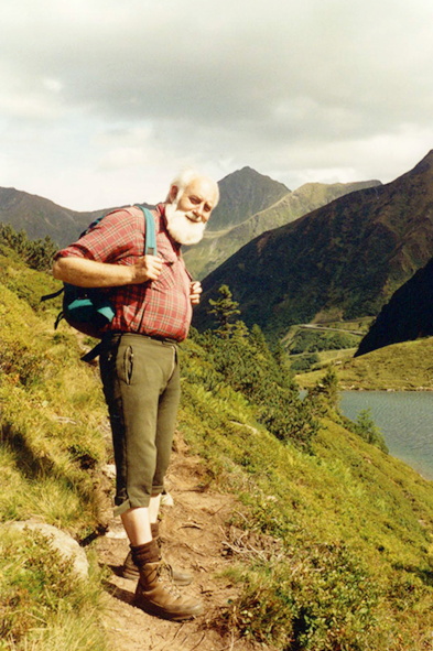 Foto: Pater Wilfried Lutz auf einem Bergpfad