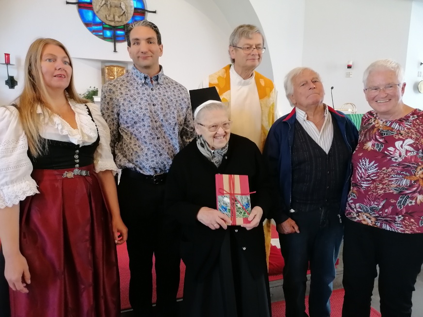 Veronique und Fredric DeHaan, Schwester Bertholda, Blindenseelsorger Franz Lindorfer, Anton Lutz (Bruder von P. Wilfied) und Christl Raggl (von links)