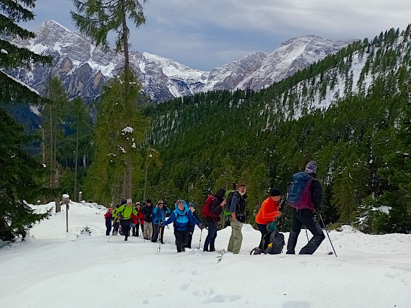 Toblach-Gruppe beim Aufstieg durch Schnee