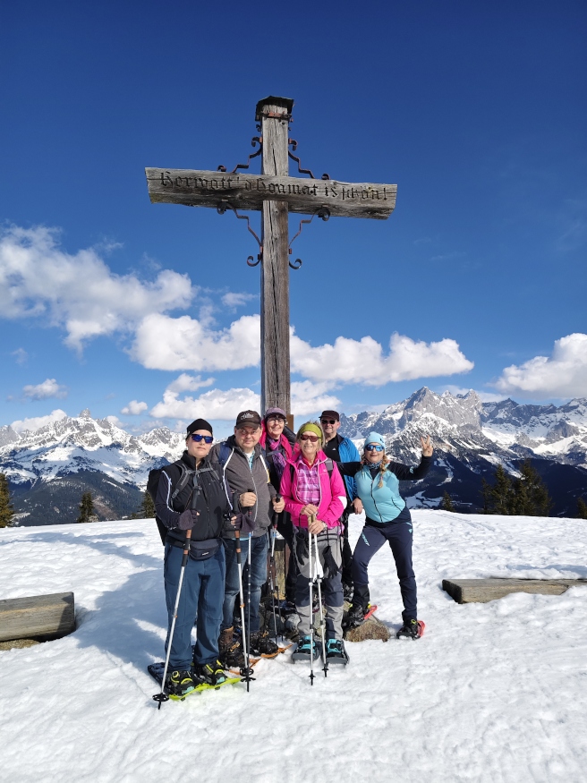 Schneeschuh-Gruppe am Gipfel des Roßbrand - Kreuz-Inschrift: "Herrgott! d Hoamat is schön!"