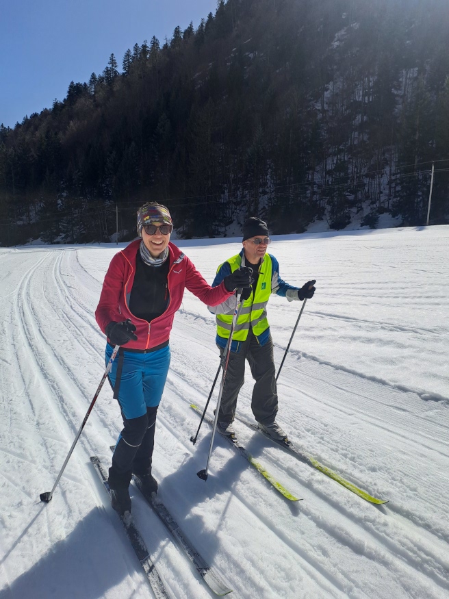 Glückliche Läufer auf der Loipe